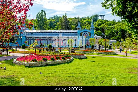 Park `Blumen-Garten` - einer der schönsten und beliebtesten Orte des Kurortes Pjatigorsk auf dem Nordkaukasus in Russland, gegründet im Jahr 1828. Stockfoto